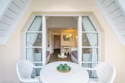 Coin salon dans l'établissement La plage du Trez - Charmant duplex avec vue mer