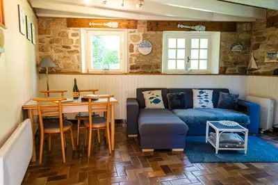 Coin salon dans l'établissement Gîte Bihan 4P piscine ou jacuzzi