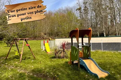 Aire de jeux pour enfants de l'établissement Gîte Arvor 6P, piscine ou jacuzzi