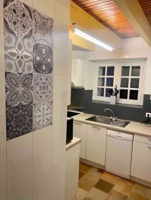 Cuisine ou kitchenette dans l'établissement Gîte Cornouaille piscine ou jacuzzi