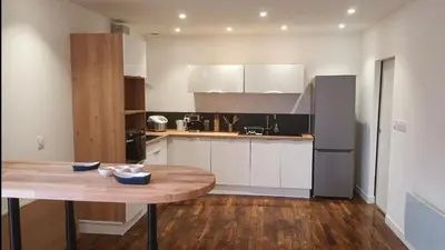 Cuisine ou kitchenette dans l'établissement Maison Spacieuse avec Terrasse extérieure