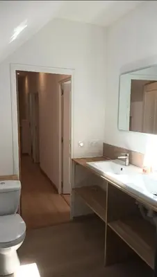 Salle de bains dans l'établissement Maison Spacieuse avec Terrasse extérieure