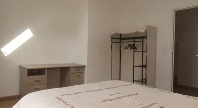 Un ou plusieurs lits dans un hébergement de l'établissement Maison Spacieuse avec Terrasse extérieure