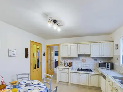Cuisine ou kitchenette dans l'établissement Penmarch Kerity, maison pour 9 avec jardin