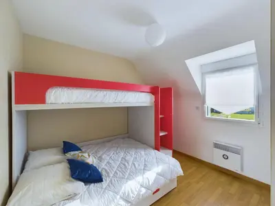 Un ou plusieurs lits dans un hébergement de l'établissement Penmarch Kerity, maison pour 9 avec jardin