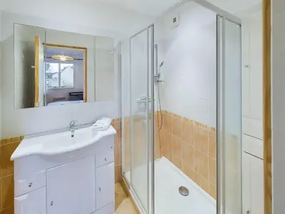 Salle de bains dans l'établissement Penmarch Kerity, maison pour 9 avec jardin