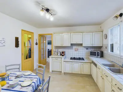 Cuisine ou kitchenette dans l'établissement Penmarch Kerity, maison pour 9 avec jardin
