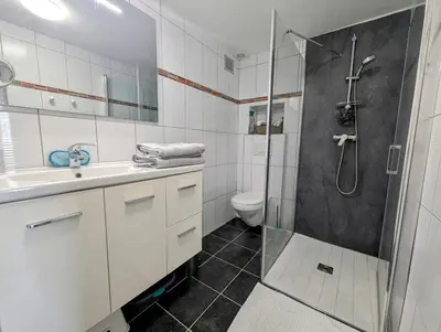 Salle de bains dans l'établissement Maison Bretonne Ti Ar Strobineller, Plages et GR34 à 10 mn Plouguerneau