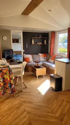 Coin salon dans l'établissement Magnifique Mobil home 40 m2 Grand Confort