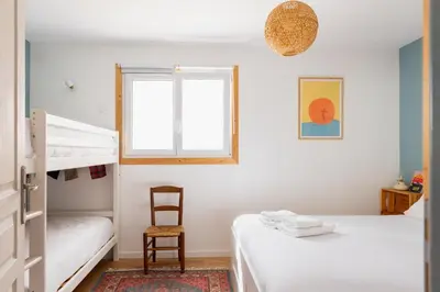 Un ou plusieurs lits dans un hébergement de l'établissement Côte et Rôve Maison mignon au bord de mer