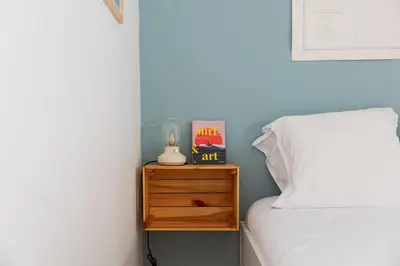 Un ou plusieurs lits dans un hébergement de l'établissement Côte et Rôve Maison mignon au bord de mer
