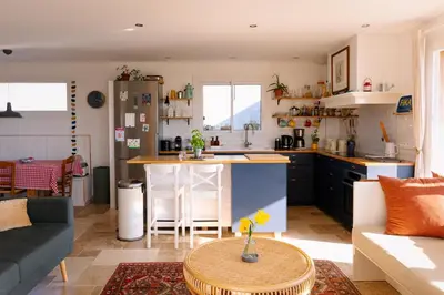 Cuisine ou kitchenette dans l'établissement Côte et Rôve Maison mignon au bord de mer