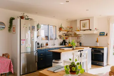 Cuisine ou kitchenette dans l'établissement Côte et Rôve Maison mignon au bord de mer