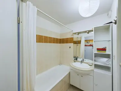 Salle de bains dans l'établissement Pont L'Abbé - Appartement pour 4 avec balcon