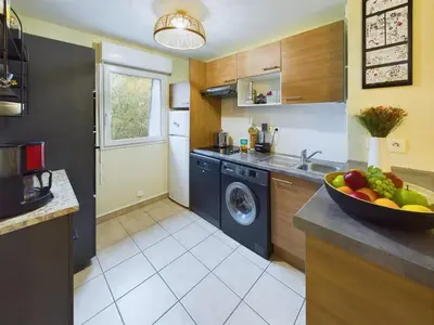 Cuisine ou kitchenette dans l'établissement Pont L'Abbé - Appartement pour 4 avec balcon