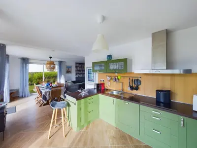 Cuisine ou kitchenette dans l'établissement À 300m de la côte sauvage, maison familiale pour 8