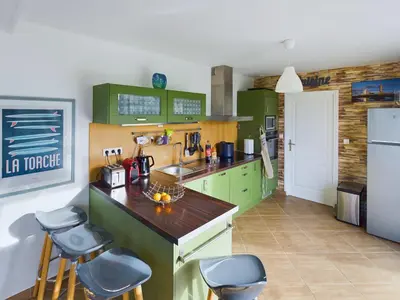 Cuisine ou kitchenette dans l'établissement À 300m de la côte sauvage, maison familiale pour 8