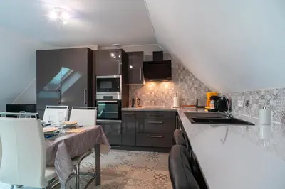 Cuisine ou kitchenette dans l'établissement Île Saint Nicolas - Bel appt à 3km de la plage