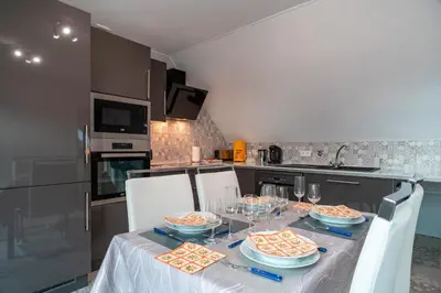 Cuisine ou kitchenette dans l'établissement Île Saint Nicolas - Bel appt à 3km de la plage