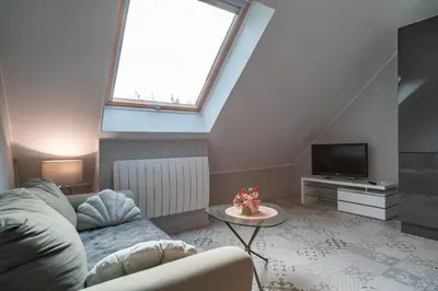 Télévision ou salle de divertissement dans l'établissement Île Saint Nicolas - Bel appt à 3km de la plage
