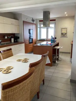 Cuisine ou kitchenette dans l'établissement Maison Kersavanou
