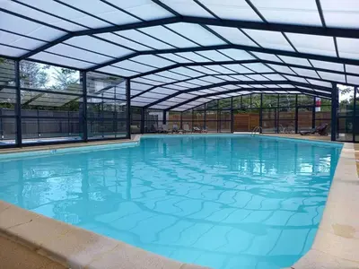 Piscine de l'établissement Mobil Home Beg Meil 300m plage avec piscine partagée, terrasse privée et Wi-Fi ou située à proximité