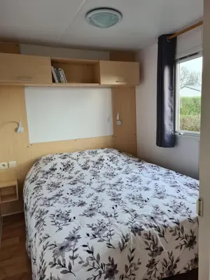 Un ou plusieurs lits dans un hébergement de l'établissement Mobil Home Beg Meil 300m plage avec piscine partagée, terrasse privée et Wi-Fi