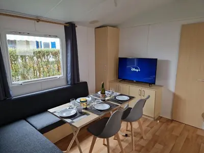 Télévision ou salle de divertissement dans l'établissement Mobil Home Beg Meil 300m plage avec piscine partagée, terrasse privée et Wi-Fi