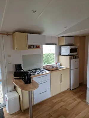 Cuisine ou kitchenette dans l'établissement Mobil Home Beg Meil 300m plage avec piscine partagée, terrasse privée et Wi-Fi
