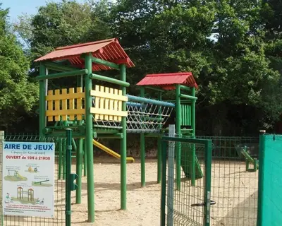 Aire de jeux pour enfants de l'établissement Mobil Home Beg Meil 300m plage avec piscine partagée, terrasse privée et Wi-Fi