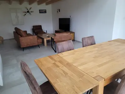 Télévision ou salle de divertissement dans l'établissement La grange de Rose et François