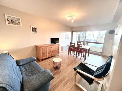 Télévision ou salle de divertissement dans l'établissement Appartement lumineux avec balcon, proche plage et parking privatif à Bénodet - FR-1-481-168