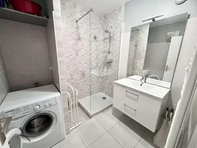 Salle de bains dans l'établissement Appartement lumineux avec balcon, proche plage et parking privatif à Bénodet - FR-1-481-168