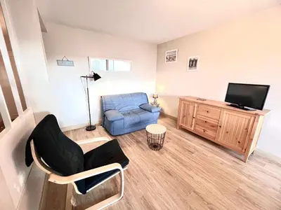 Télévision ou salle de divertissement dans l'établissement Appartement lumineux avec balcon, proche plage et parking privatif à Bénodet - FR-1-481-168