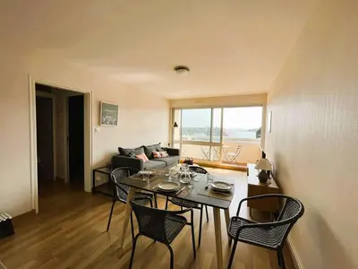 Coin salon dans l'établissement Appartement Bénodet 4 pers, proche plage - FR-1-481-169