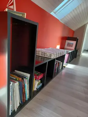Bibliothèque dans la maison de vacances