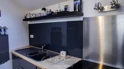 Cuisine ou kitchenette dans l'établissement MAISON LE BONHEUR Concarneau 4 personnes