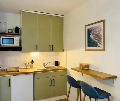 Cuisine ou kitchenette dans l'établissement Le Petit Porspaul T2 vue mer et proximité plage