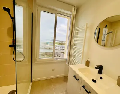 Salle de bains dans l'établissement Le Petit Porspaul T2 vue mer et proximité plage