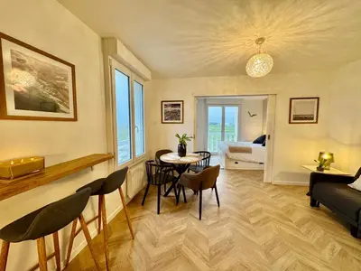 Coin salon dans l'établissement Le Petit Porspaul T2 vue mer et proximité plage