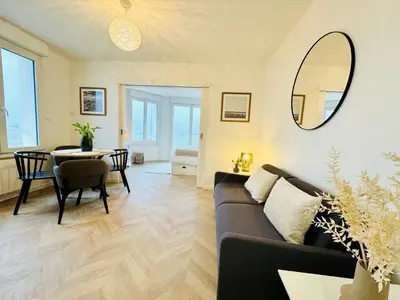 Coin salon dans l'établissement Le Petit Porspaul T2 vue mer et proximité plage