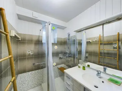 Salle de bains dans l'établissement Maison pour 5 - 50m du front de mer