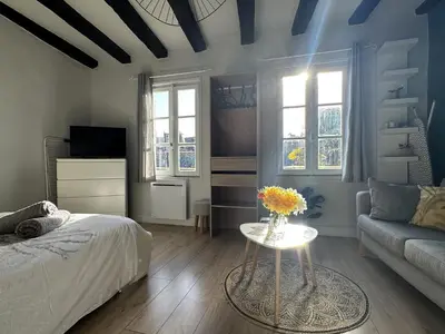 Un ou plusieurs lits dans un hébergement de l'établissement Côté Cathédrale - Grand studio Rue du Salé - Centre Historique