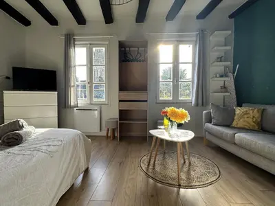 Télévision ou salle de divertissement dans l'établissement Côté Cathédrale - Grand studio Rue du Salé - Centre Historique
