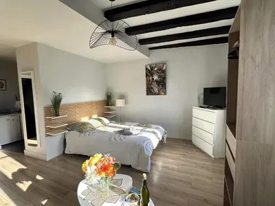 Un ou plusieurs lits dans un hébergement de l'établissement Côté Cathédrale - Grand studio Rue du Salé - Centre Historique
