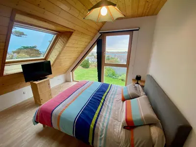 Télévision ou salle de divertissement dans l'établissement House with sea view and large garden for 8 people