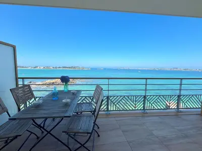 Vue générale sur la mer ou vue sur la mer prise depuis l'appartement