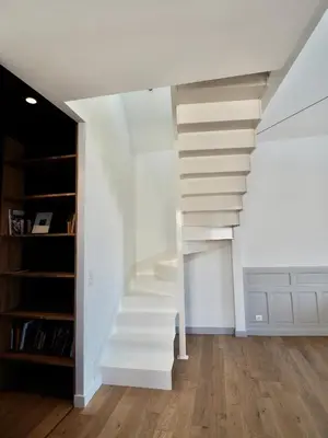 Bibliothèque dans l'appartement