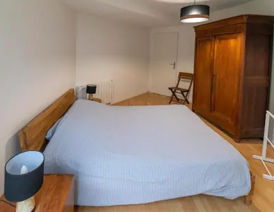 Un ou plusieurs lits dans un hébergement de l'établissement Vaste loft face à la plage, vue mer