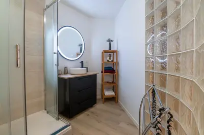 Salle de bains dans l'établissement Vaste loft face à la plage, vue mer
